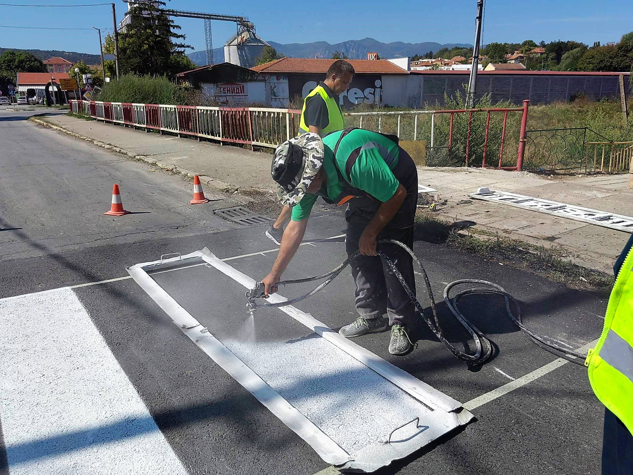 Община Мездра изгради четири повдигнати пешеходни пътеки и обнови хоризонталната пътна маркировка в града